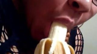 Латина-милфа-толстушка с бананом делает минет