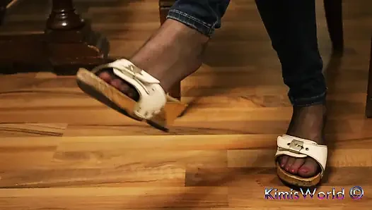 Aşınmış topuklu ayakkabılar, yumuşak tabanlar - çoraplı yavaş sarkma