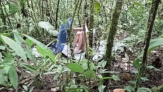 Aku ketemu sama cewek kolombia yang lagi asik masturbasi di hutan
