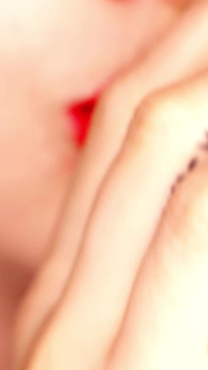 4k Aplicando lápiz labial rojo y fumando prostituta sobre fondo negro