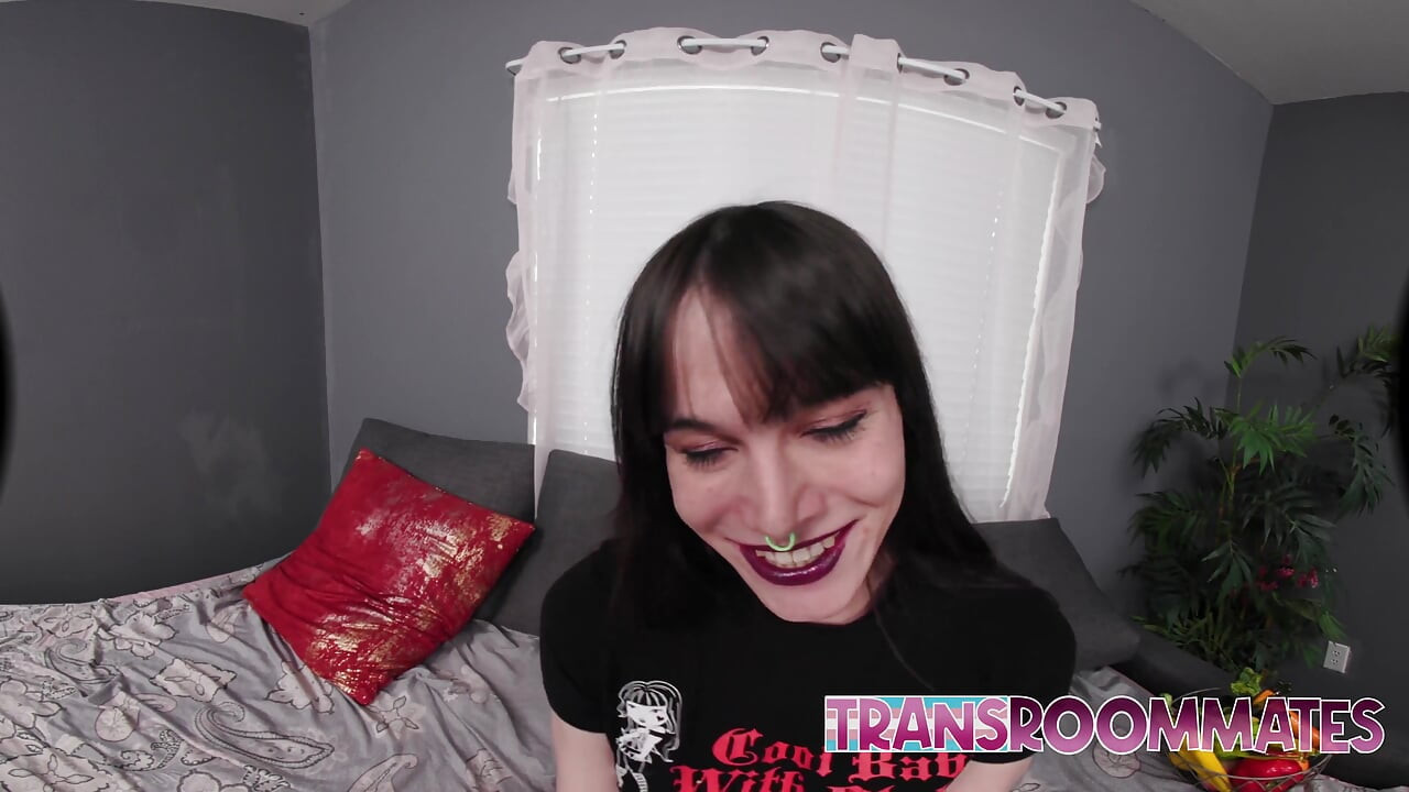 Naughty Trans Nyxi Leon Anal masturbuje się i spuści
