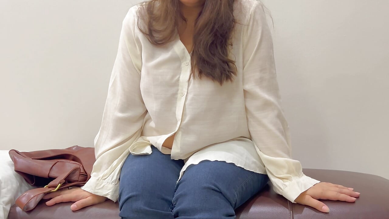 Красивая грудастая учительница показывает свои большие сиськи