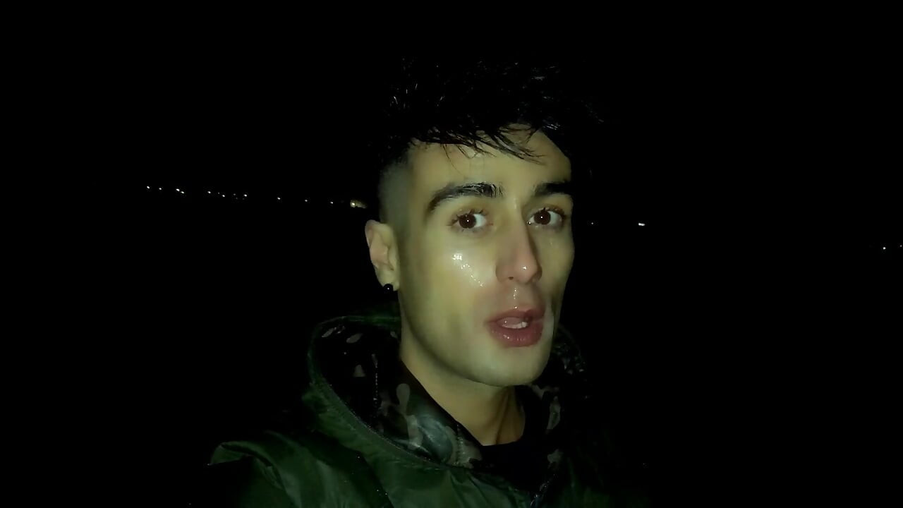 Natt utomhus promenader med ansikte täckt av sperma och spermasmakning (full vid)