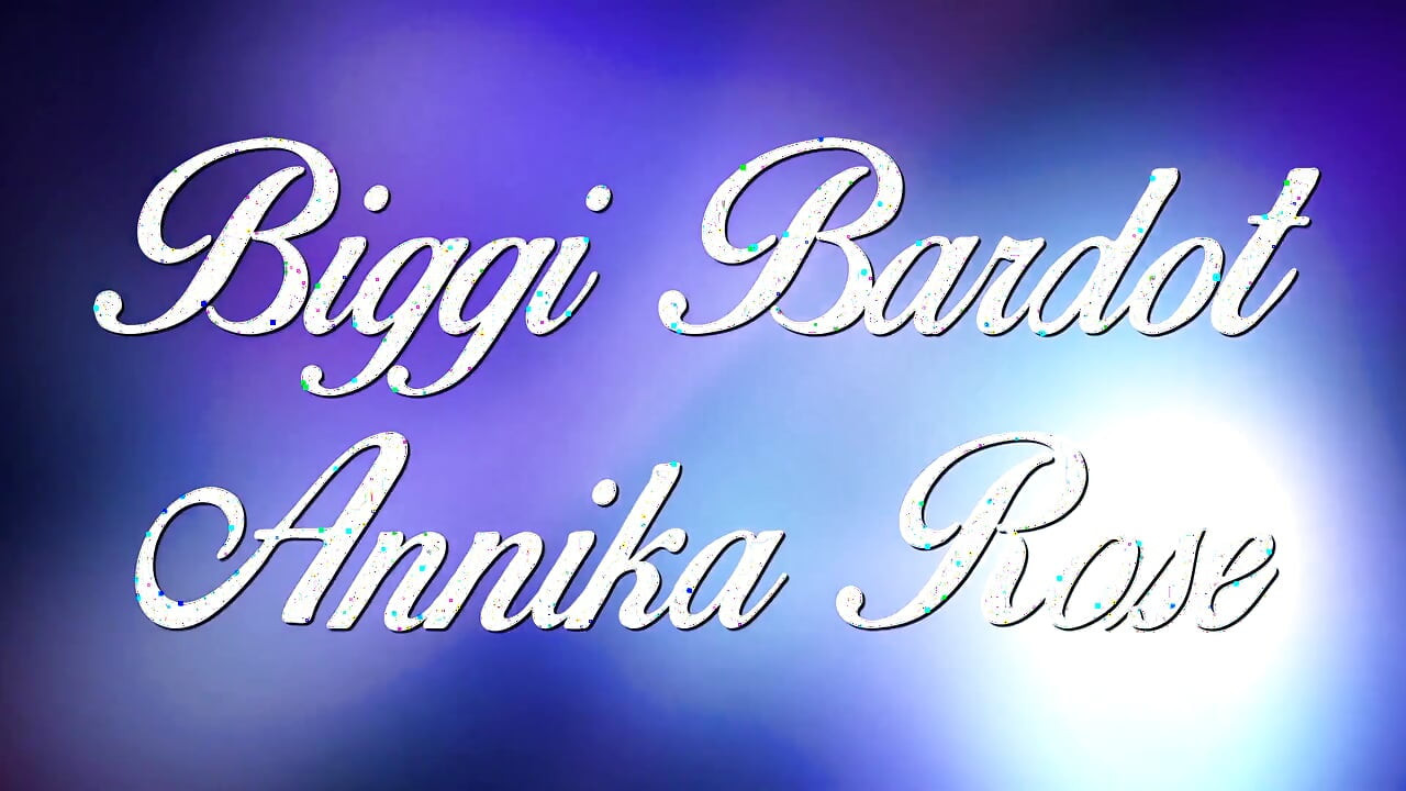 Blondin med små bröst glädjande med sin lesbiska vän