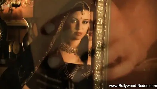 Deva dassi pamer perut seksinya