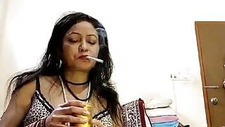 Hintli kadın oyuncakla seks yapıyor, sigara içiyor - ateşli göğüsler, sıkı amcık