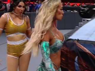 WWE - Carmella et Billie Kay entrent à Wrestlemania 37