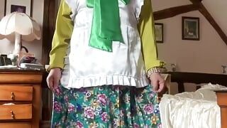 Dans une tenue de boniche avec une jupe à fleurs pour une journée