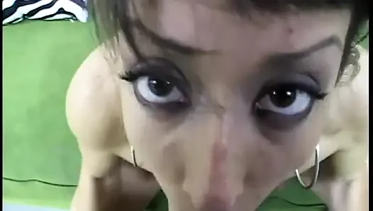 Azgın hatun akıllara durgunluk veren bir oral seksten sonra sıcak döl tadını çıkarıyor