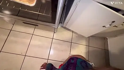 Onu hentai porno lol izlerken yakaladım, bu yüzden Noel sikişinde mastürbasyon yapmak için götümü kullanmasına izin verdim