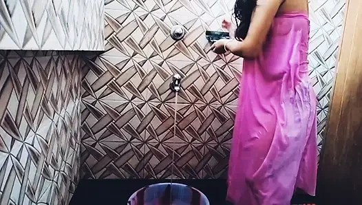 Aku ngintip kakak iparku yang hot di kamar mandi dan tiba-tiba