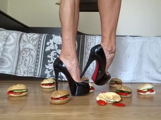 Давящие гамбургеры под моими туфлями на высоком каблуке