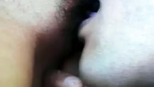 Ateşli tatlı kızlar ıslak amcıkları büyük bir direk tarafından sert sikilirken tadını çıkarıyor