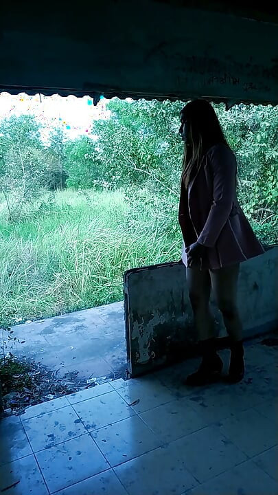 I came across an abandoned house and went inside to investigate.