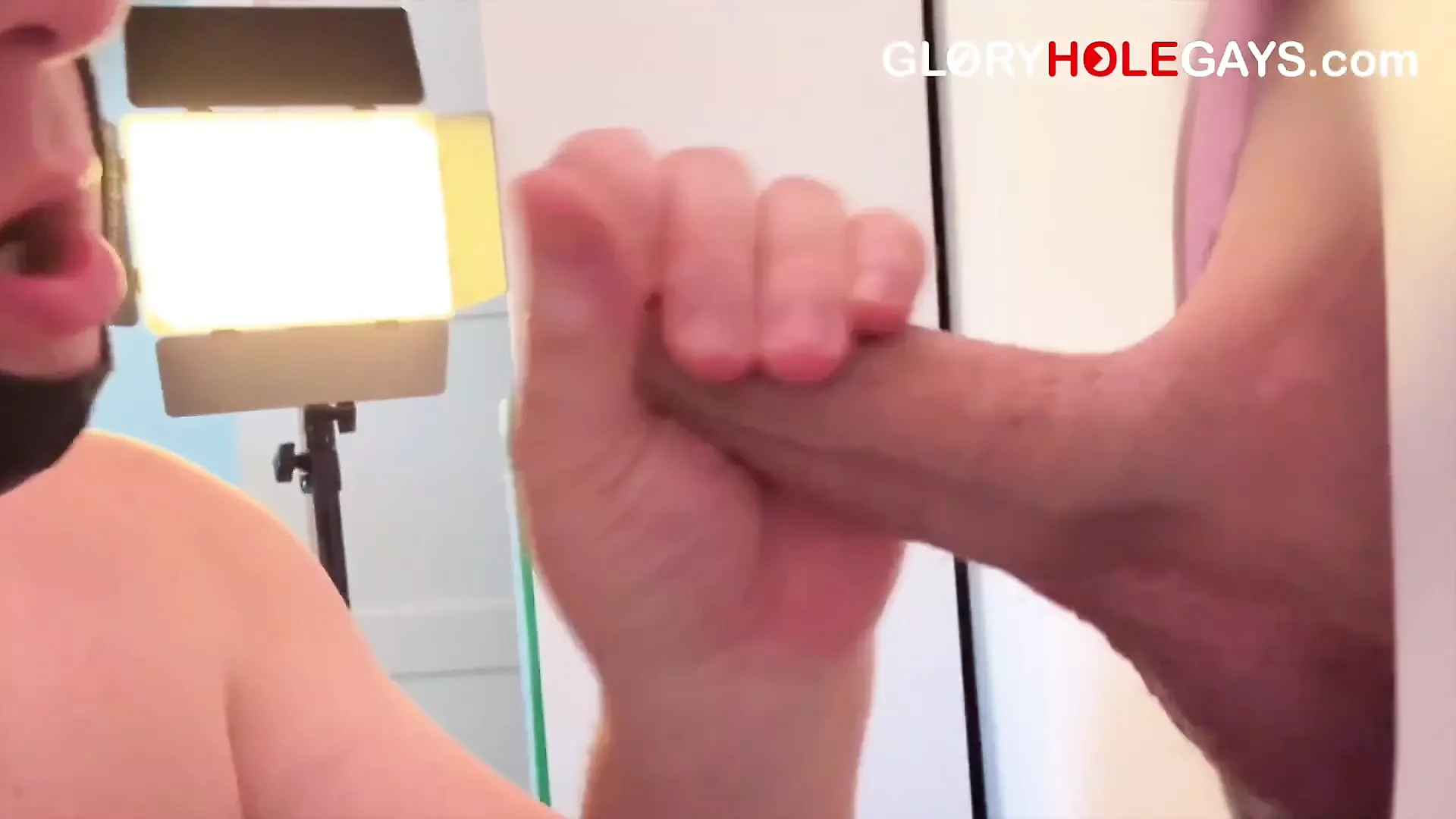 22 yaşındaki twink duvar deliğinde dilime boşalıyor - ve hepsini yuttum