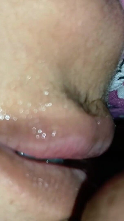 Mengundang teman saudara perempuannya ke kamarnya dan ngentot memeknya | Klip 1