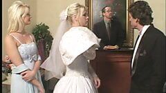 Блондинка с красивыми сиськами невеста сосет и трахается с двумя твердыми как скала членами в постели