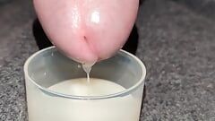 Extreme close-up enorme dikke lading sperma in de cup geboord en ingeslikt