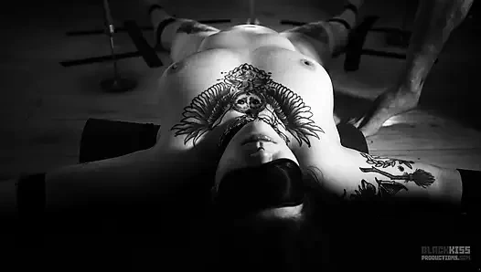 Sin доверяет мне огонь для ее БДСМ-сессии - игра с воском