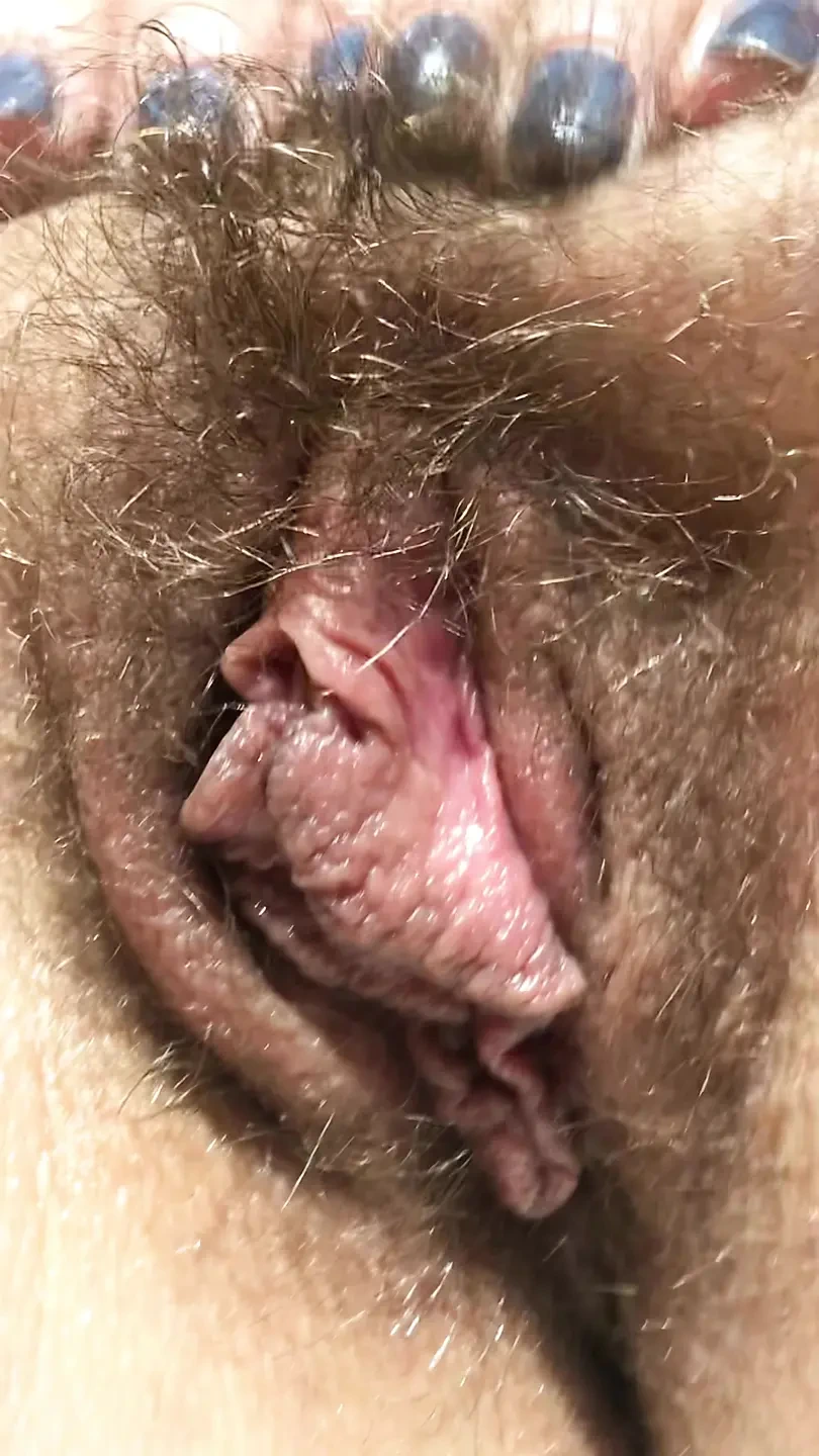 妻子从她的办公室发了一个视频，显示她有多湿，有一次在家里，她用我的3根手指射得非常好