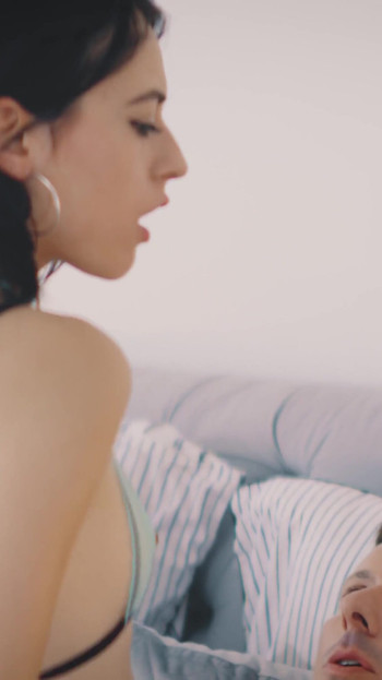 8Kの音 - マーセリン・モレノは精液を飲み込むのが大好き! | クリップ 2