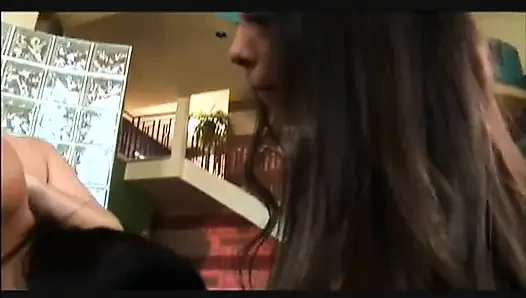 Tiga lesbian hot saling ngentot pakai dildo