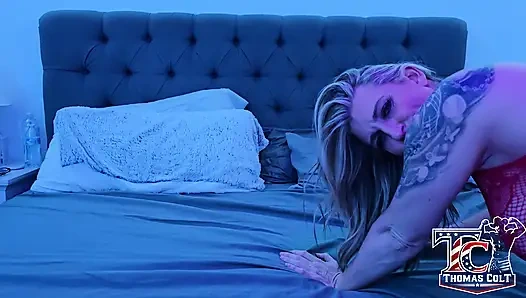 Муж спаривается со своей женой с интимным, страстным сексом после свингерства!