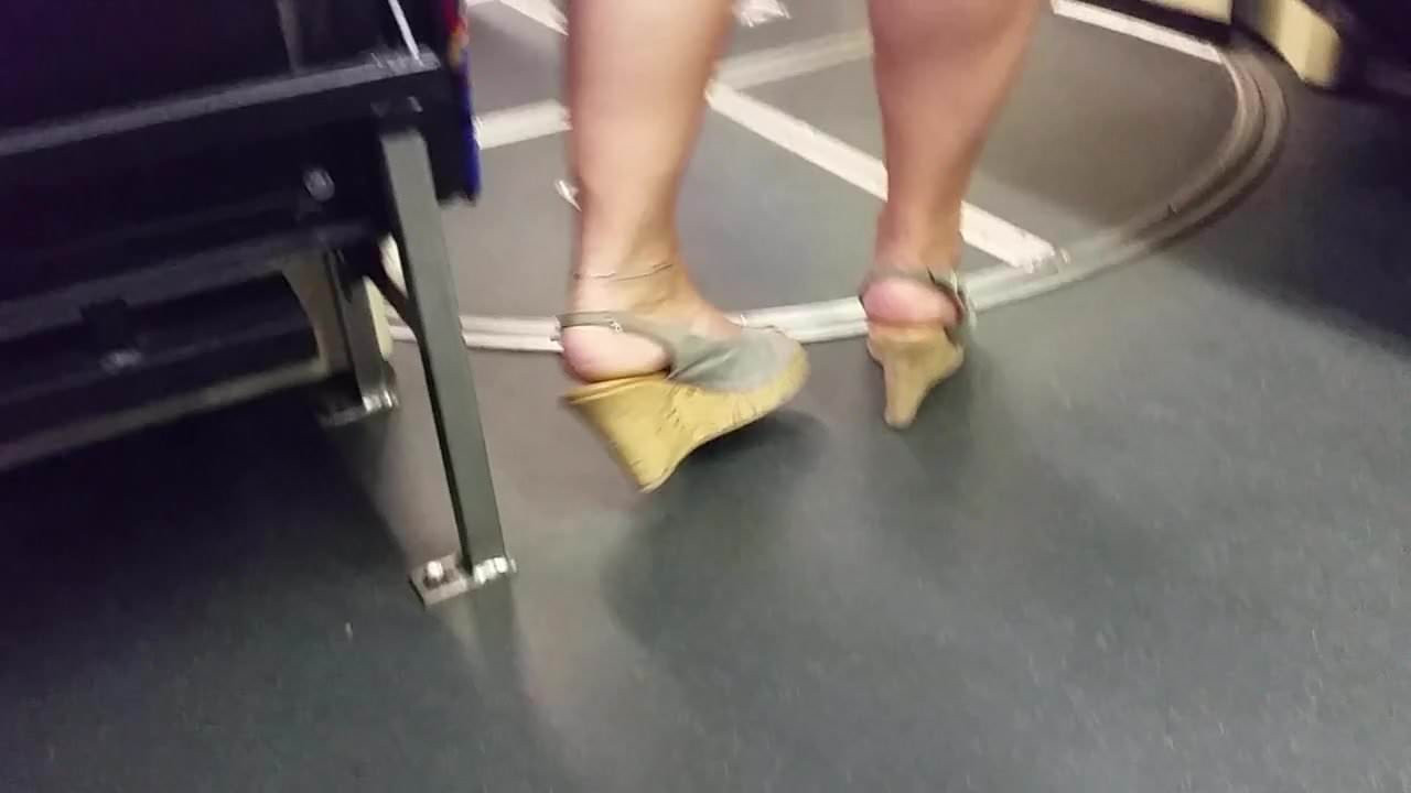 火辣熟女腳穿高跟鞋和紅腳趾