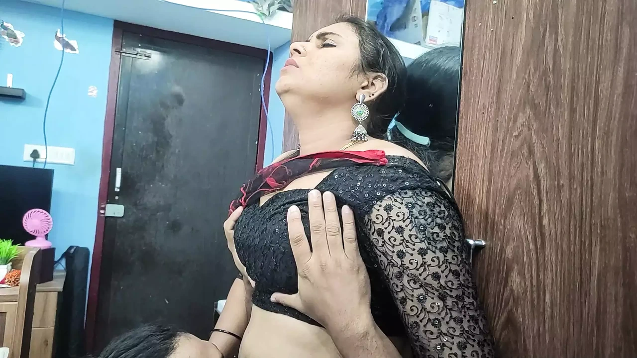 穿着纱丽服的热辣性爱，肚脐和阴户舔舐和口交