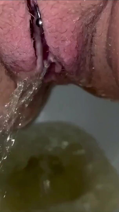女神阿曼达的胖阴户在厕所撒尿 | 短片 1