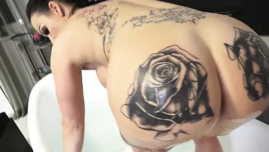 Cewek bertato rambut cokelat lagi asik nyepong dan ngentot kontol besar