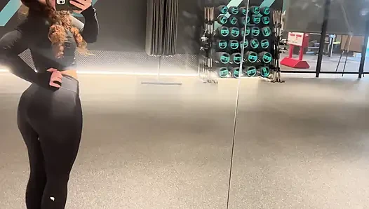 Halka açık spor salonu tuvaletinde mastürbasyon yapıyor ve işiyor