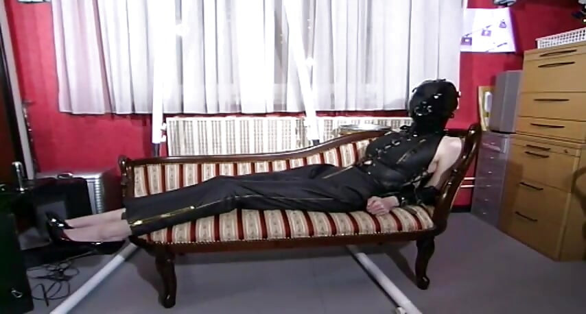 Loira mascarada está amarrada