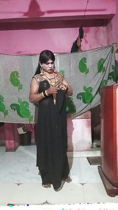 Madhuri bhabhi apni gand me do egg dalikali sari pehenkar