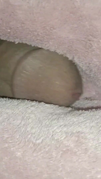 Morate vidjeti trenutak iz "Two Cum Continue - Alone Boy Masturbating"