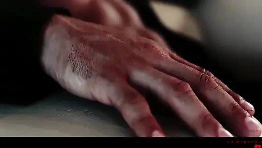 Pürüzsüz sıska esmer sakso çekiyor ve derinden sikiliyor