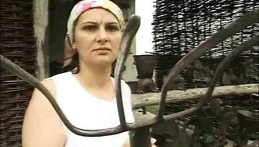 Memek berbulu gadis petani amatir dengan jembut lebat dientot habis-habisan sampai dicrot di mulut