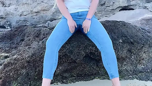 Kencing di celana jins ketat di pantai