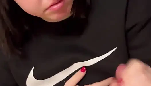 18-летний обожает сосать на кухне