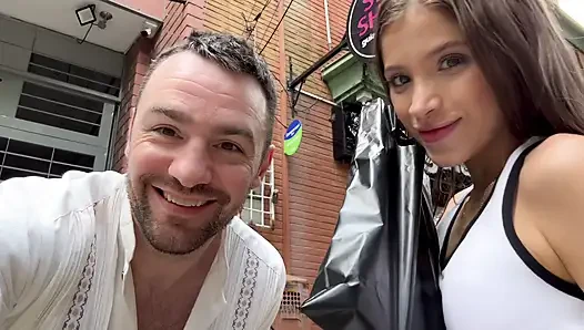 Dünner 19-jähriger teenager geht auf den trip zum sexshop, um neue dessous zu bekommen