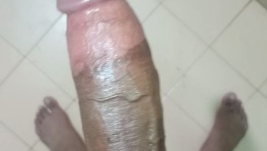 Un garçon a une énorme bite et se masturbe