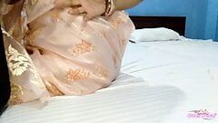 Une mariée indienne nouvellement mariée se fait dépuceler en lune de miel