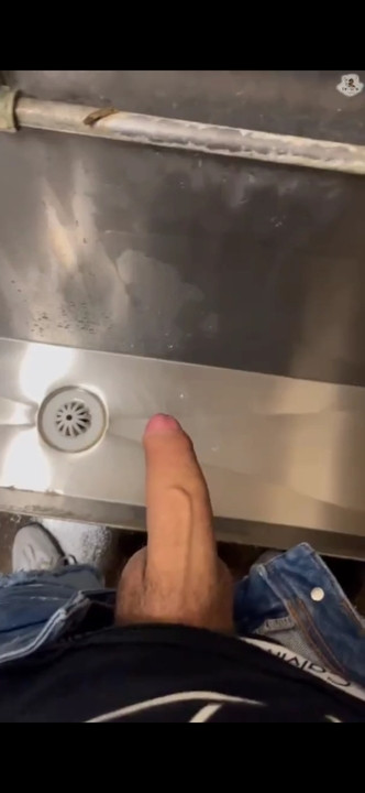 Hete jongen trekt zich af in openbaar toilet, hete jongen trekt zich af, grote lul, lange lul