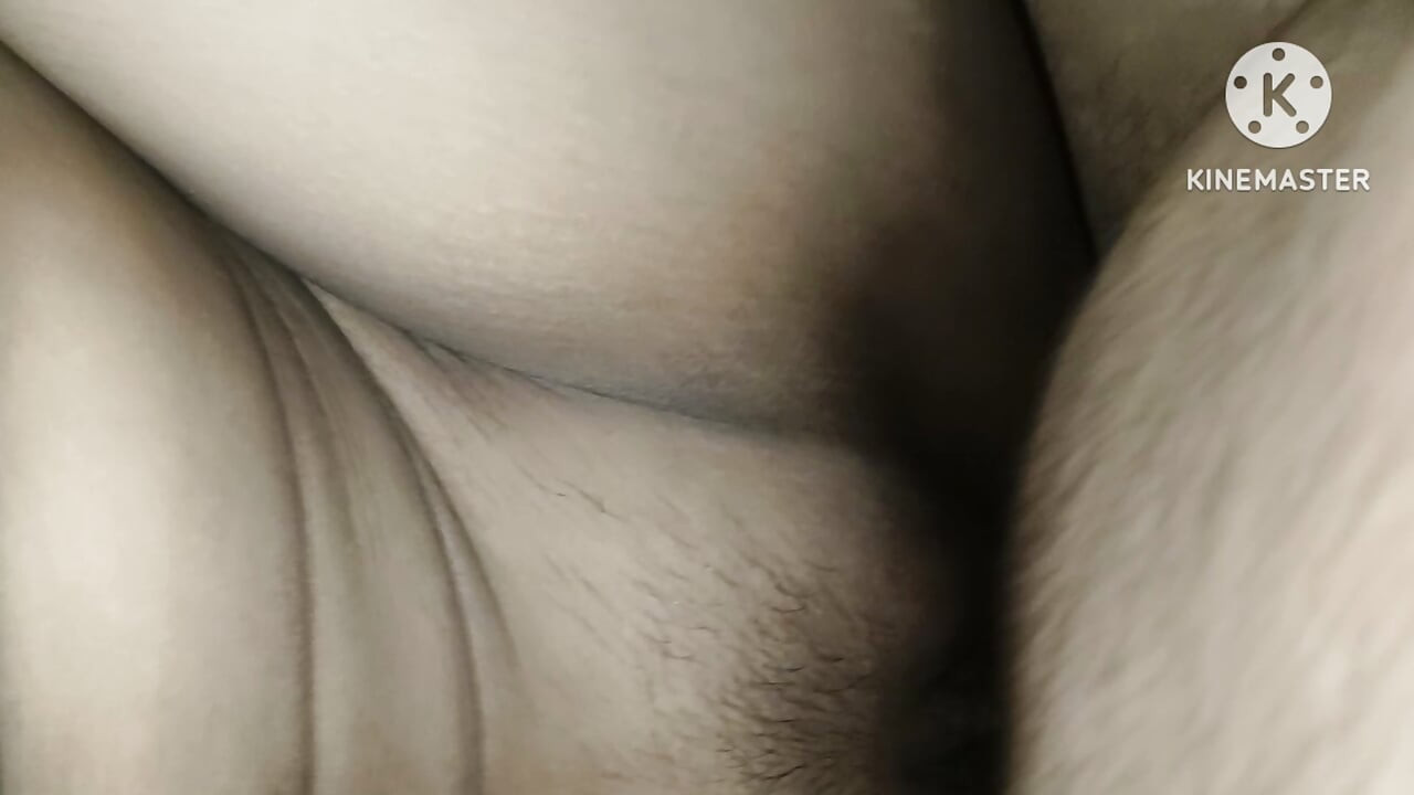 귀여운 소녀가 처음으로 처녀성을 잃는 장면. 매우 고통스러운 하드코어 섹스. 시골 여학생 섹스. 형수와 동생 섹스