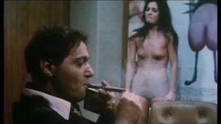 O. karalatos en bragas desnudas en la película de 1976