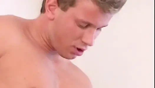 Damlayan amcık kalın şaftın her yerine boşalıyor