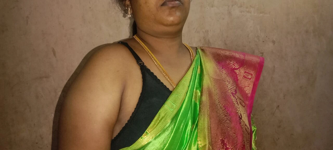 I went to my ex-girlfriend's mother's house and she looked so beautiful in her saree.