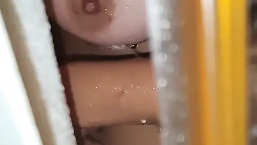 Üvey tezimi duşta yakaladım ve bu sevimli kızla seks yapmayı düşünmeyi bırakamıyorum