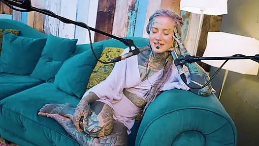 Aku lagi ngomongin tentang b - bordem - asmr podcast sfw lagi ngobrol sama model bertato rambut gimbal asal gotik