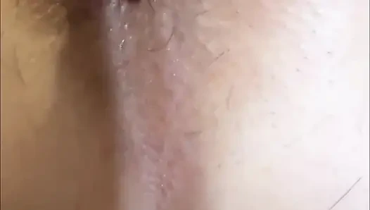 Close up - cewek rusia lagi asik ngomong jorok sambil cukur jembut lebat